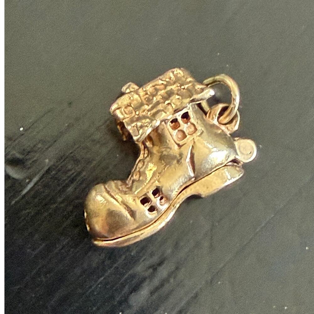 14K Yellow Gold Old Woman Who Lived in Shoe Opening Sole Pendant Charm Bracelet